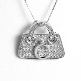 Ezüst táska bross-medál "C" betűvel
