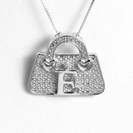 Ezüst táska bross-medál "E" betűvel