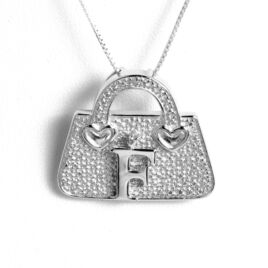Ezüst táska bross-medál "F "betűvel