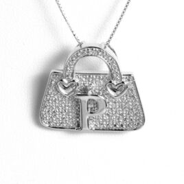 Ezüst táska bross-medál "P" betűvel