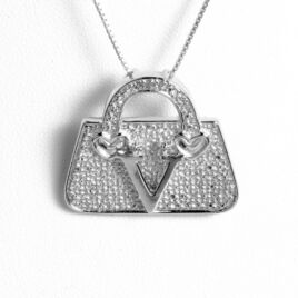 Ezüst táska bross-medál "V" betűvel