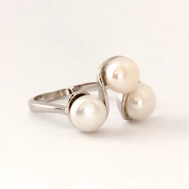 Ezüst gyűrű tenyésztett gyönggyel